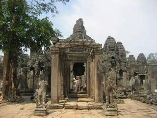 ２９歳で年収１億円＆著書３７万部になった、世界を旅するヒマリッチ社長川島和正の日記-アンコールトムのバイヨン５