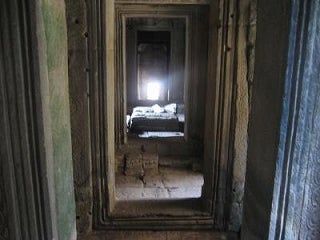 ２９歳で年収１億円＆著書３７万部になった、世界を旅するヒマリッチ社長川島和正の日記-アンコールトムのバイヨン１０